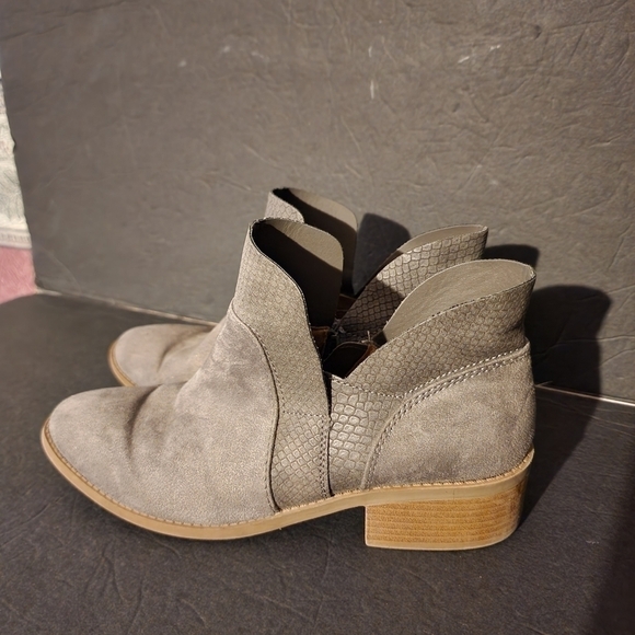 American Eagle Gray Suede Booties Side Zip Size 8 - Picture 1 of 10